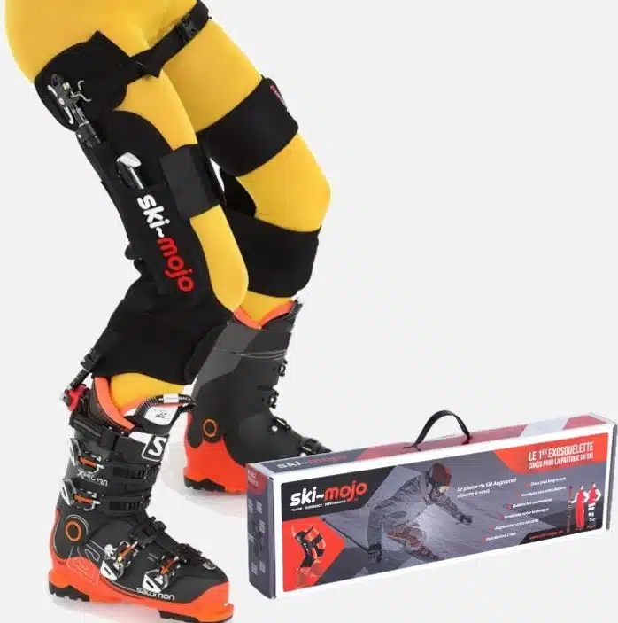 Exosquelette de ski Ski~Mojo porté sous le pantalon de ski, avec sa mallette de transport
